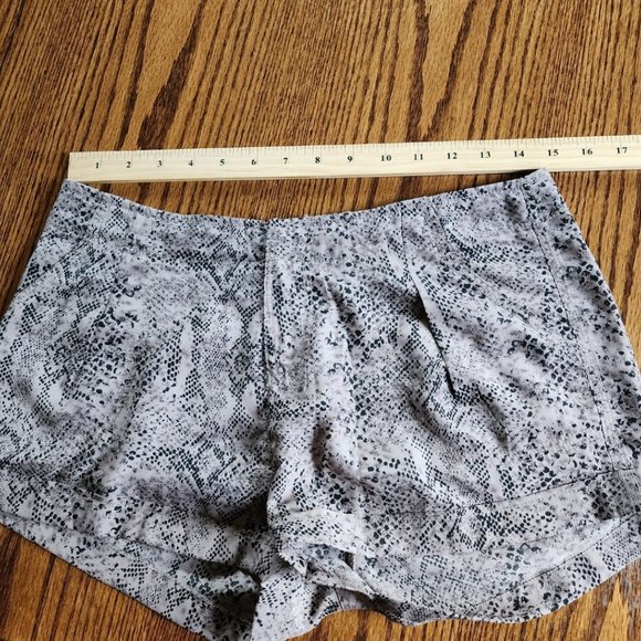 Lani Lightweight Snake Skin Print Shorts Medium Greyish-Brown/Black - Picture 5 of 7